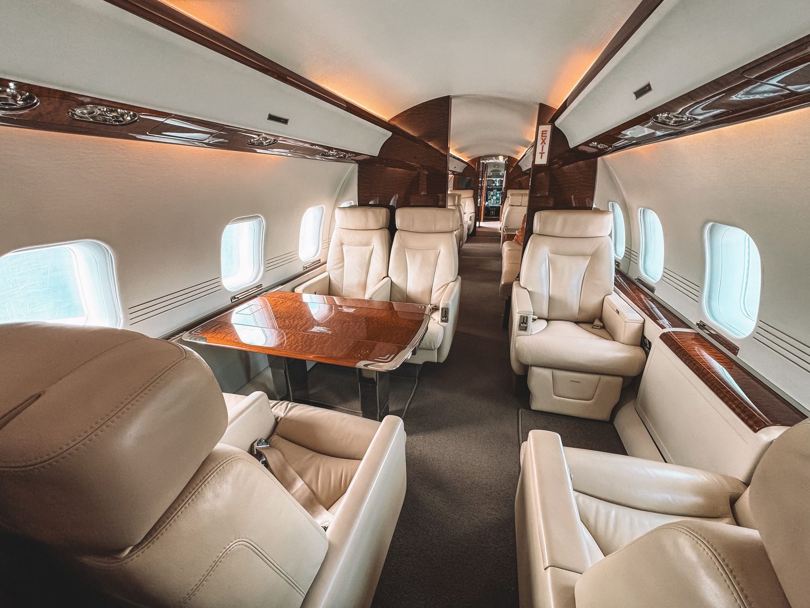 Jet privato pronto all'imbarco per un volo Empty Leg